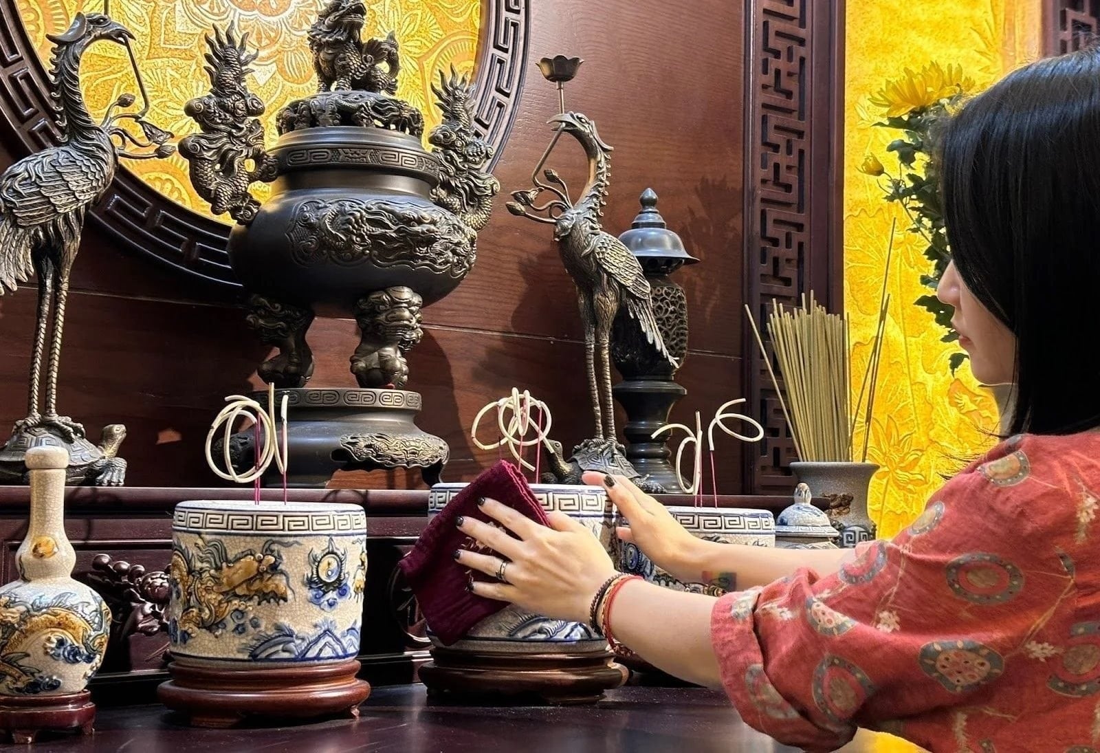 Bàn thờ cần được lau dọn gọn gàng trước khi thắp hương mùng 1